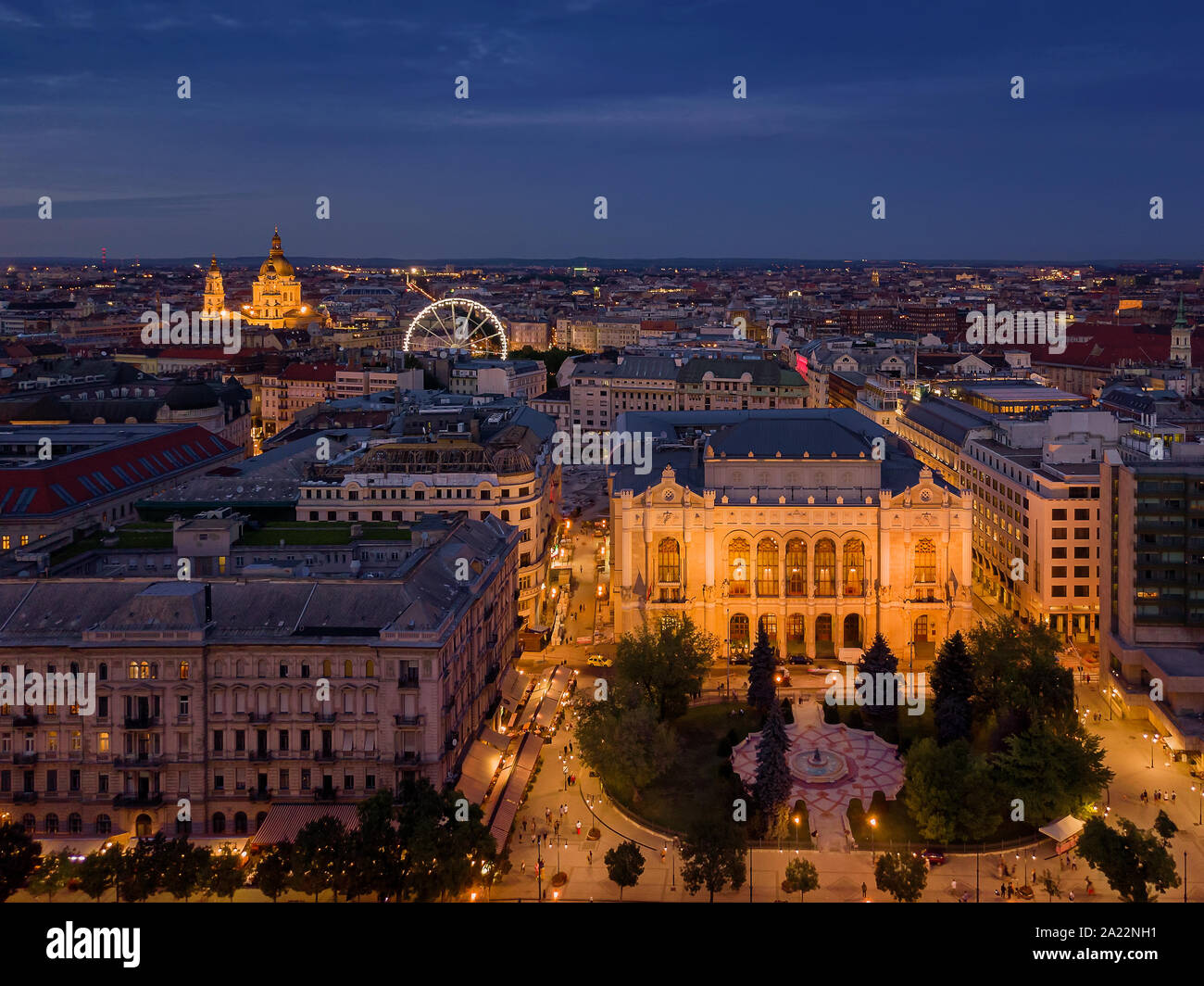 La peste vigado è un centro culturale con concerti, mostre e molti altri programmi. Incluso l'occhio di Budapest e St. Stephen basilica in questo pic Foto Stock