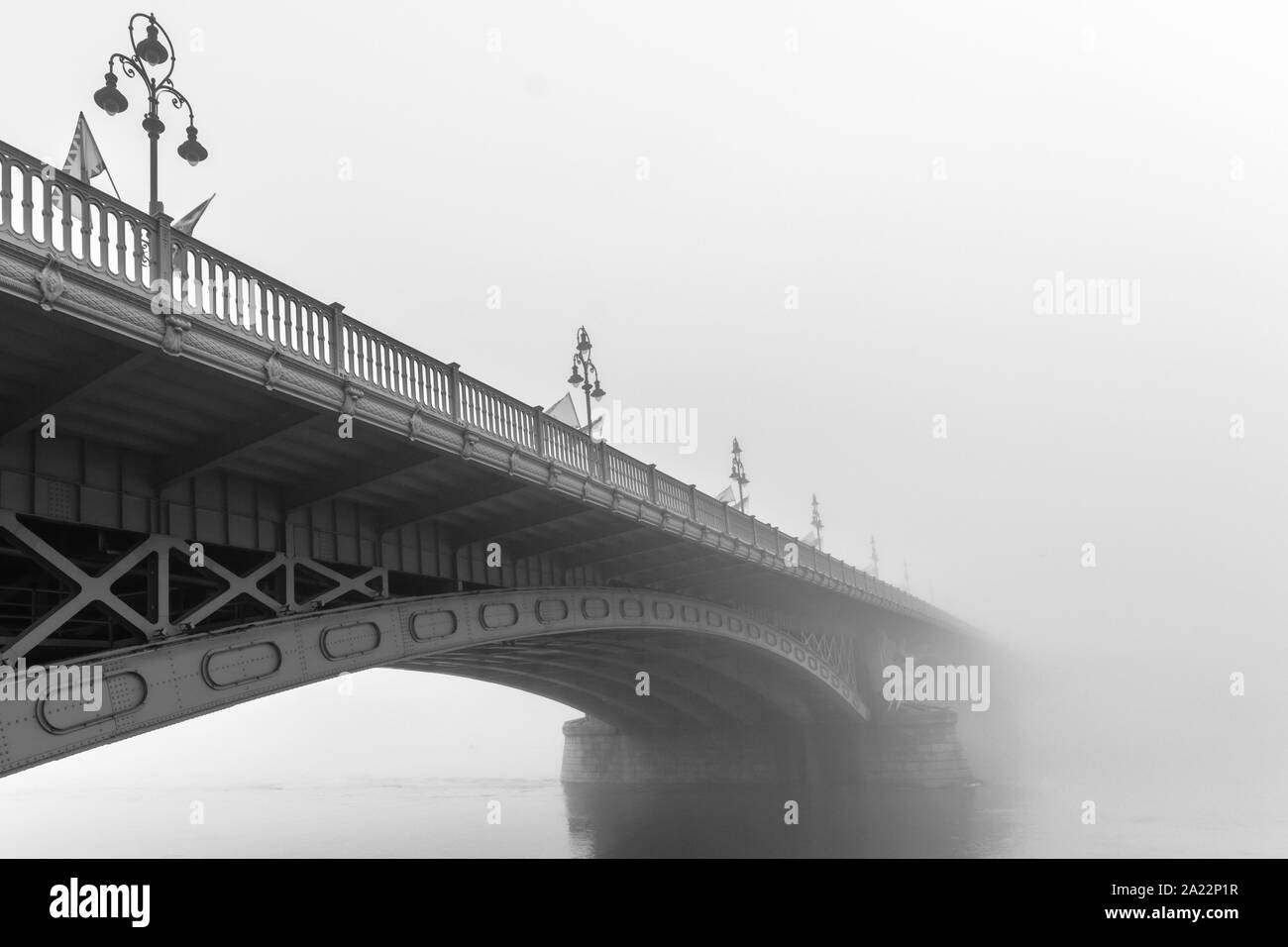 In autunno la nebbia in Budapest con ponte Margherita e luci di spaventoso. Foto Stock