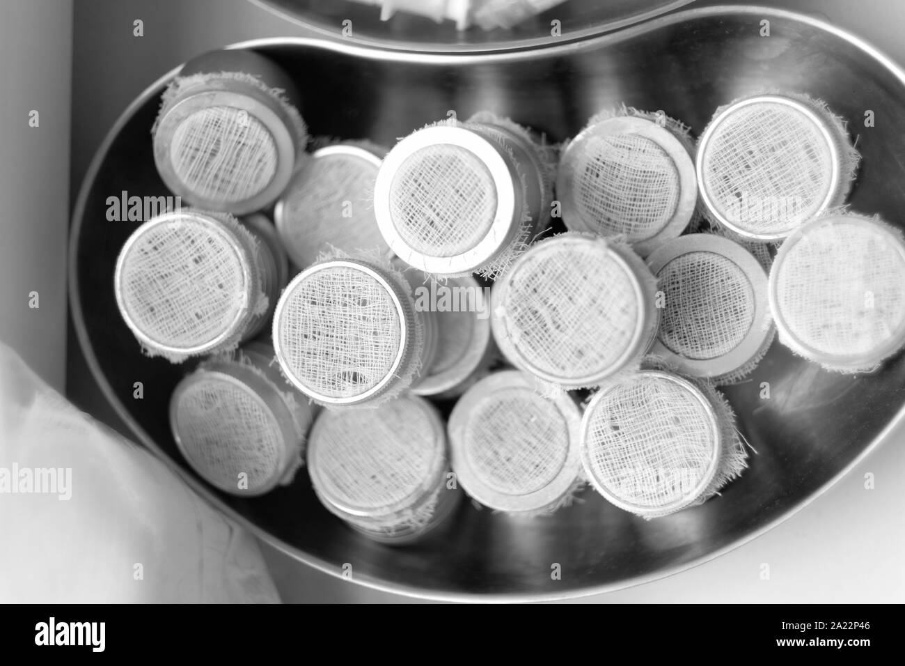 Medical vassoio metallico con vasi di medicinali, chiuso di pezzi di bendaggio Foto Stock
