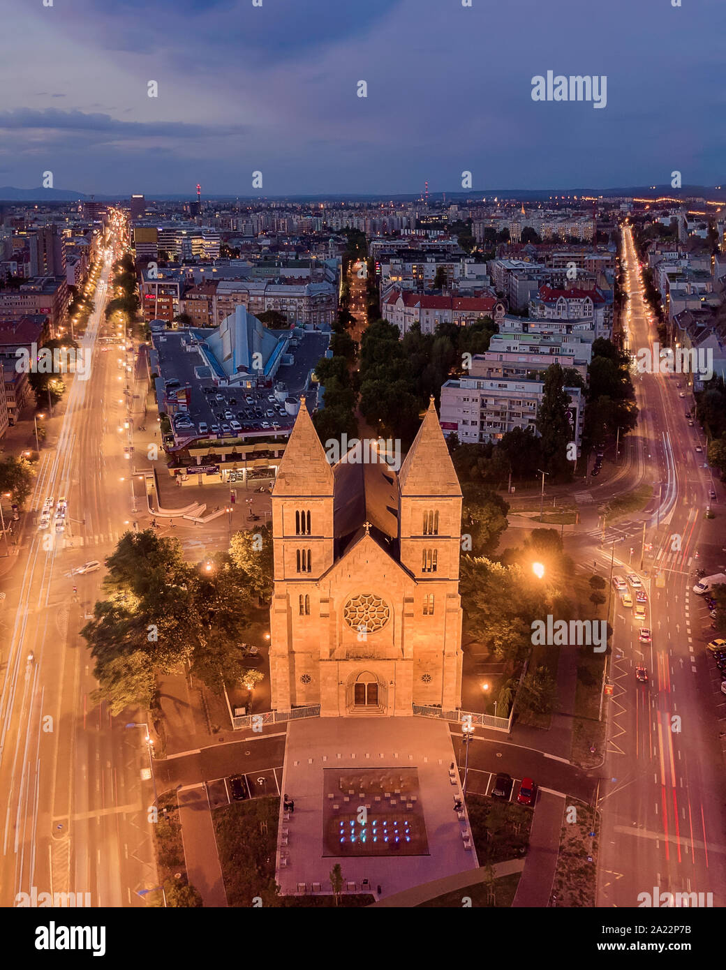 Aieral cityscape da Budapest con St Margaret Chiesa. Il Vaci Street, è sulla chiesa lato sinistro, Lehel street si trova sulla destra. Foto Stock