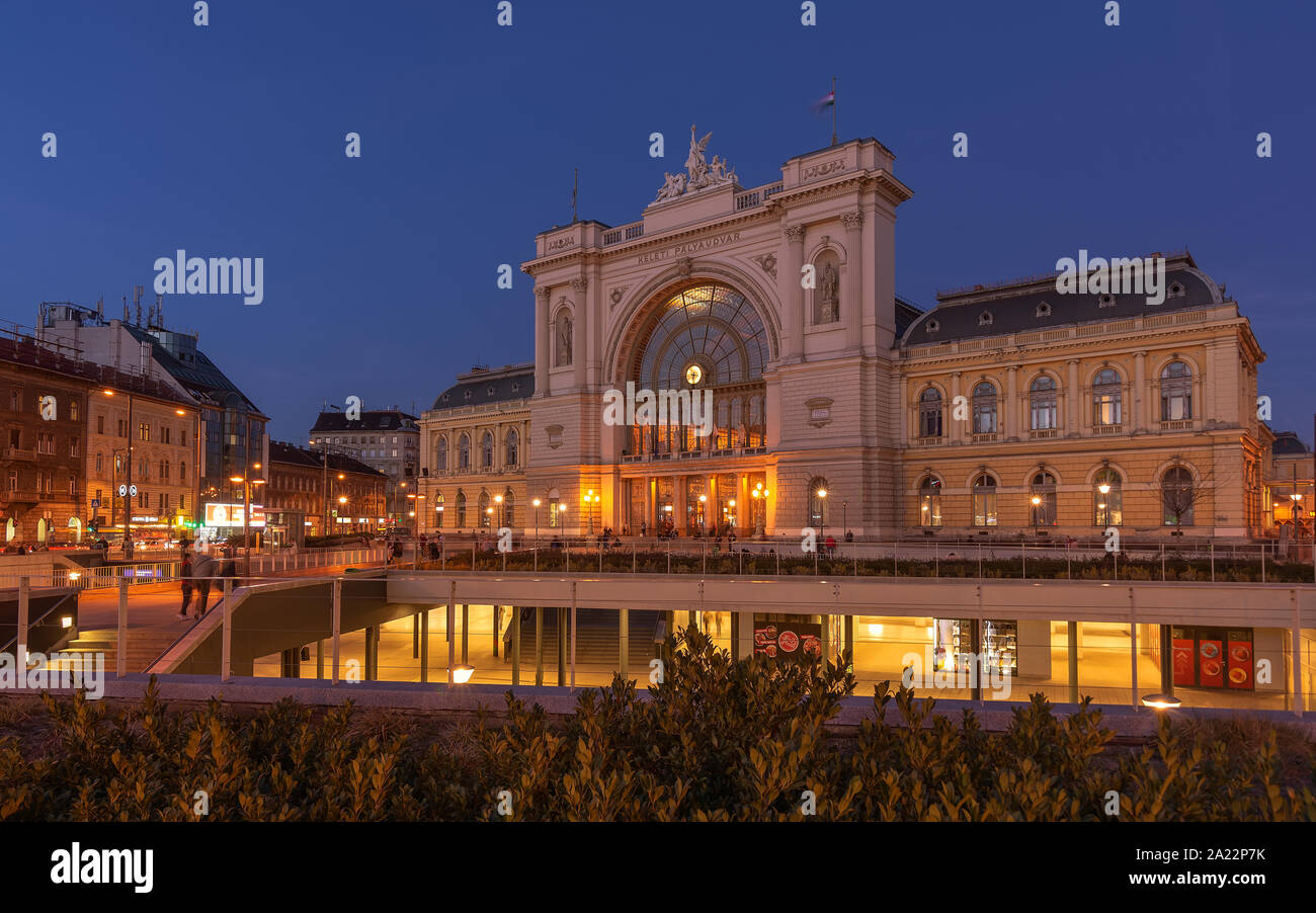 Stazione ferroviaria Orientale di Budapest. blu ora, luci della città Foto Stock