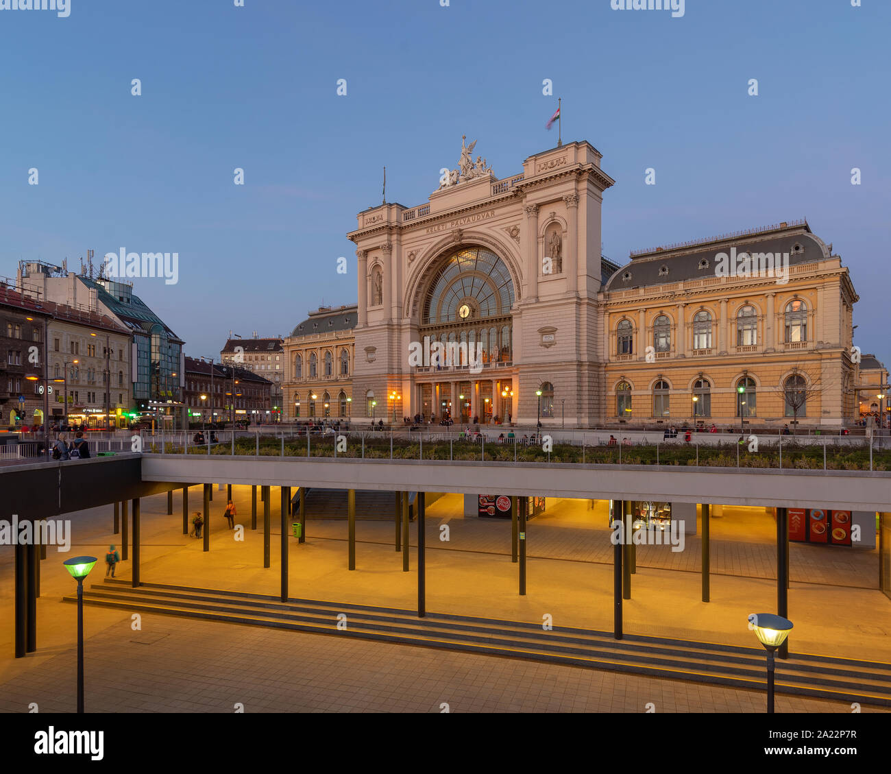 Stazione ferroviaria Orientale di Budapest. blu ora, luci della città Foto Stock