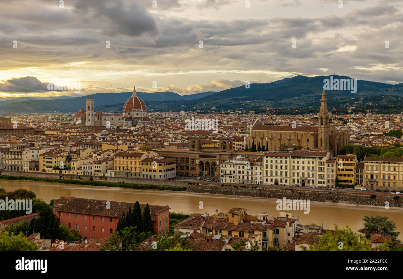 City scape in Firenze, Italia. Incredibile mediterran città, dove molti edifici storici. Questa città è una famosa destinazione turistica in Toscana. Foto Stock