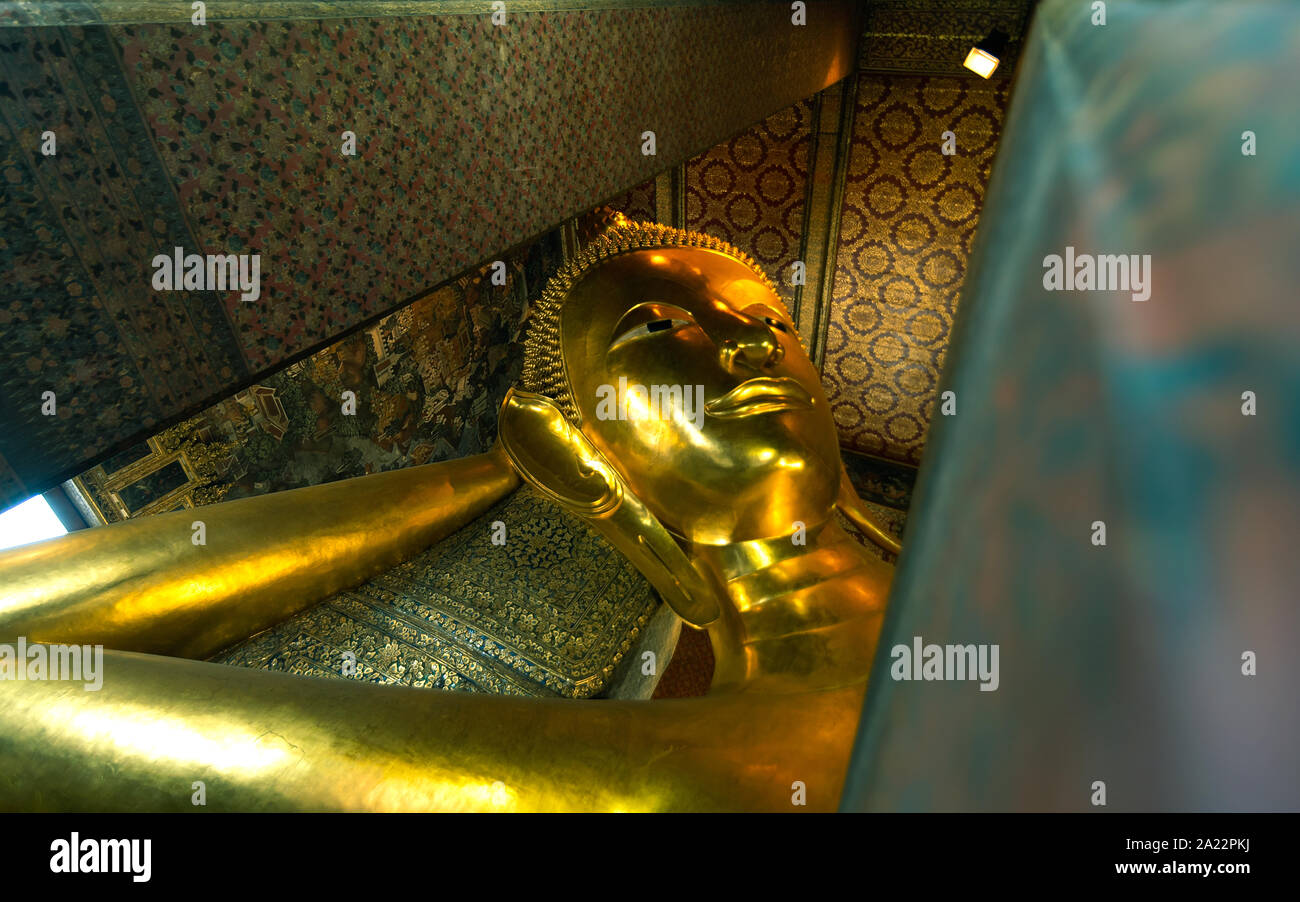 Il Buddha sdraiato in Wat Pho, Bangkok. Giant 46 metri lungo la statua. Foto Stock