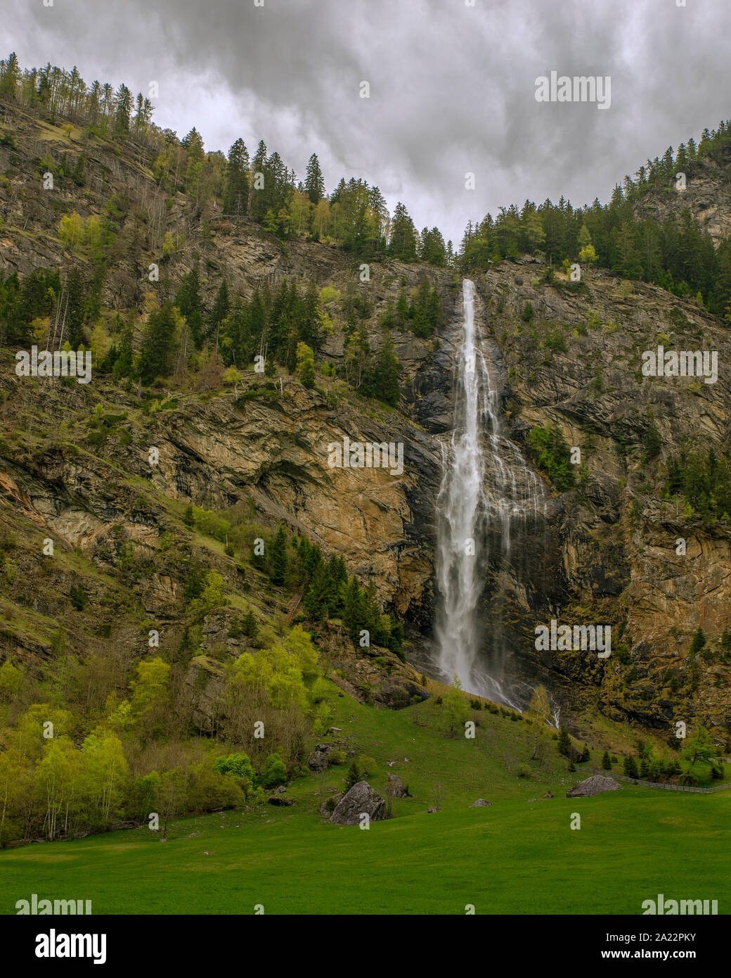 Cascata in Maltal walley nelle alpi centrali in Austria. Incredibile colorata area verde e cloudly sky. Foto Stock