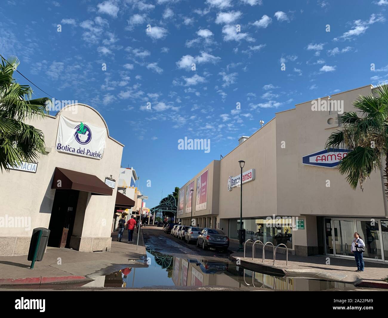 Una mattina dopo la pioggia mi lasciare acqua stagnante nelle strade del centro cittadino di Hermosillo. n.a. mañanna Despues de la lluvia que dejo agua estancada en las calles del centro de la ciudad de Hermosillo. Foto Stock