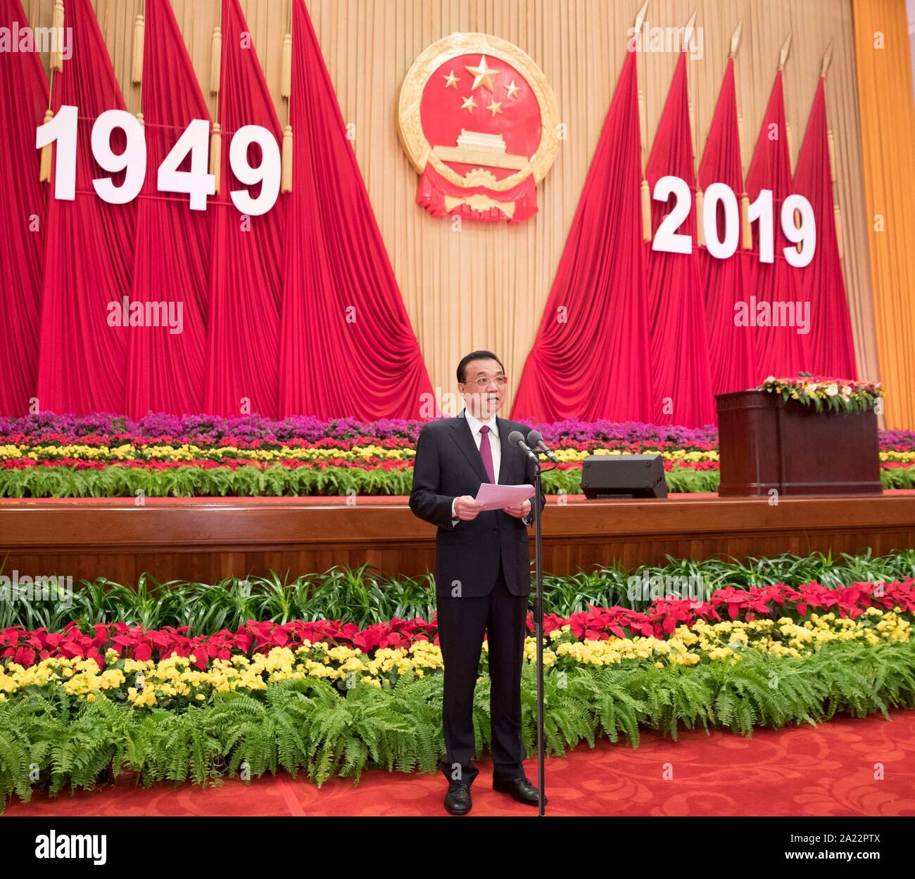 Pechino, Cina. Il 30 settembre, 2019. Il premier cinese LI Keqiang, anche un membro del comitato permanente dell'ufficio politico del Partito Comunista della Cina (CPC) Comitato Centrale, presiede un ricevimento per celebrare il settantesimo anniversario della fondazione della Repubblica Popolare Cinese (PRC) presso la Grande Sala del Popolo di Pechino, capitale della Cina, Sett. 30, 2019. Credito: Huang Jingwen/Xinhua/Alamy Live News Foto Stock