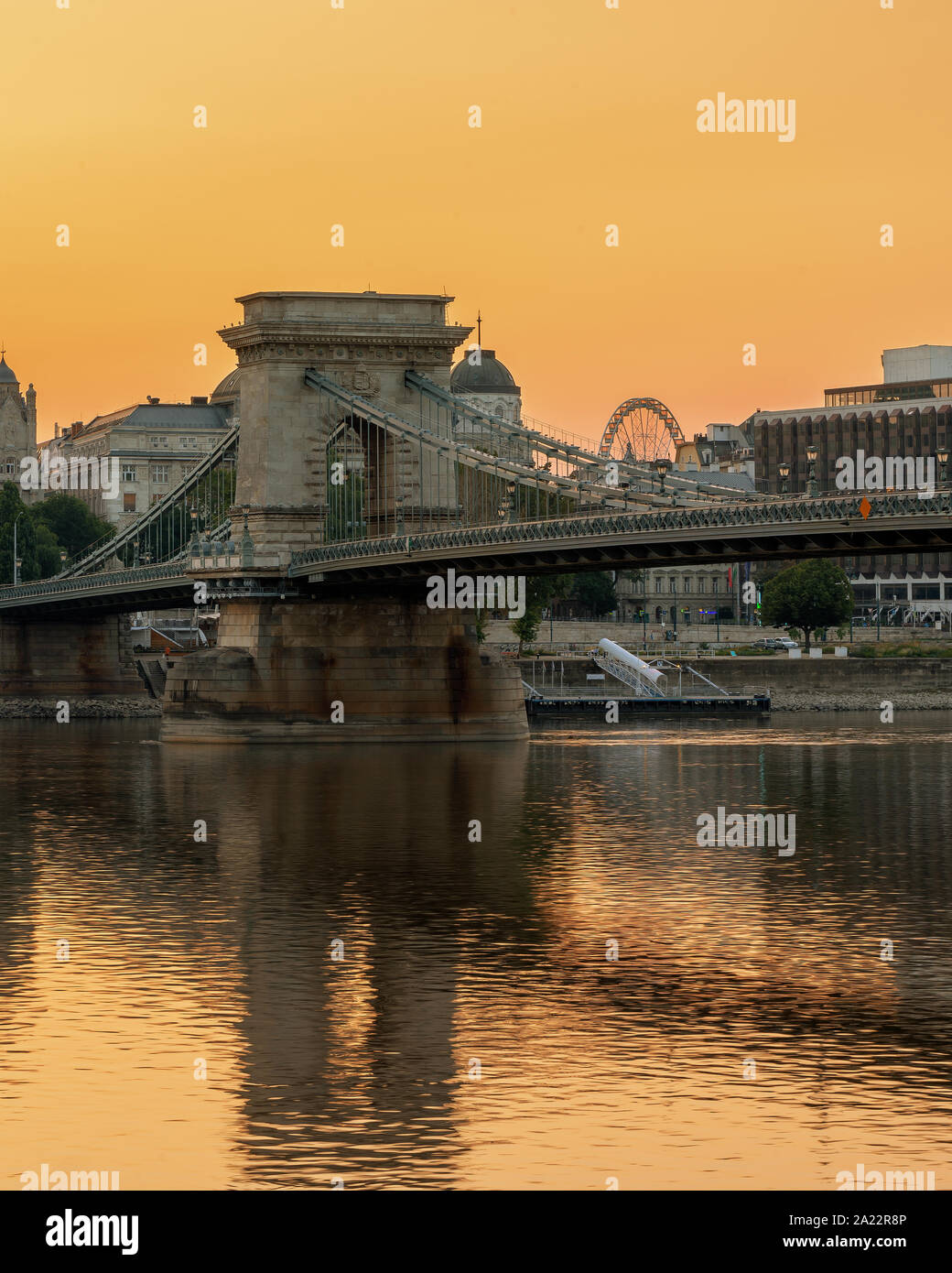 Il Ponte delle catene a Budapest, Ungheria. Fiume Danubio con barche. Traffico di sera con la luce dei sentieri. Paesaggio urbano dell'antenna. Foto Stock