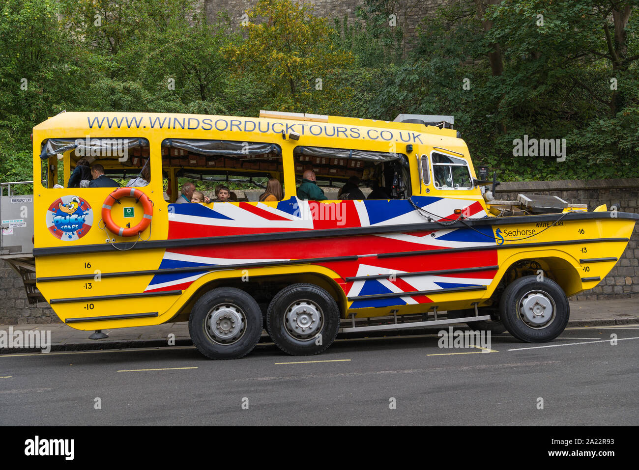 Duck Tours veicolo anfibio attende in Thames Street per prendere a bordo i passeggeri per una crociera sul fiume, Windsor, Berkshire, Inghilterra, Regno Unito Foto Stock