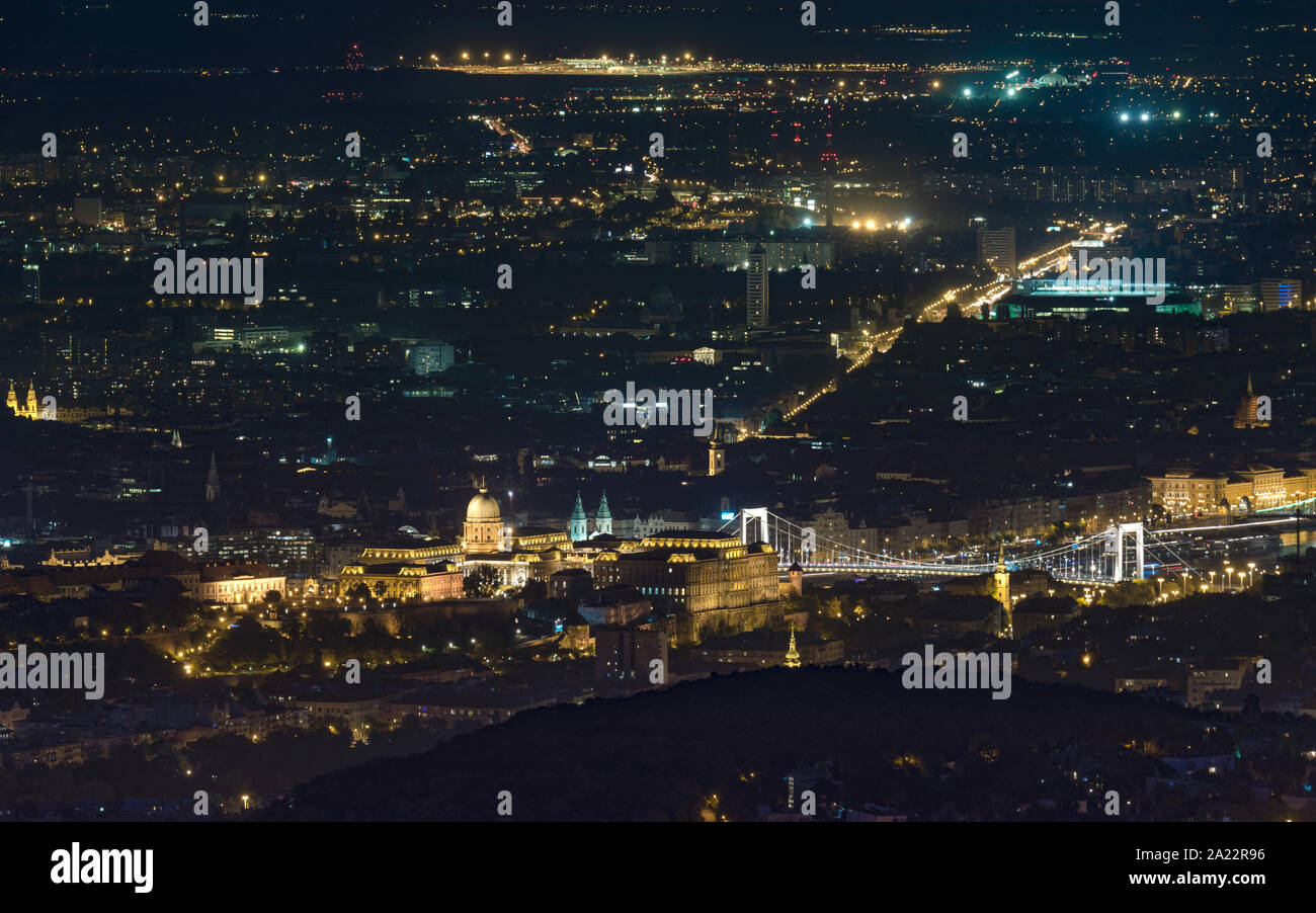 Panorama notturno dal Budapest City. Incluso il castello di Buda, il ponte Elisabetta e aeroporto di Budapest e molte di più. Foto Stock