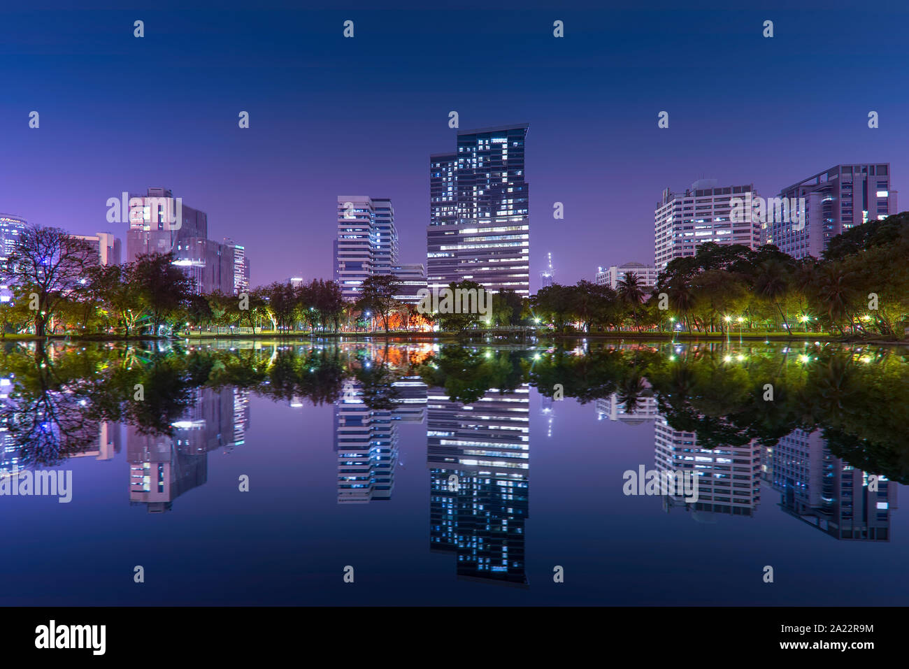 Bangkok di notte cityscape dal parco Lumpini. Foto Stock