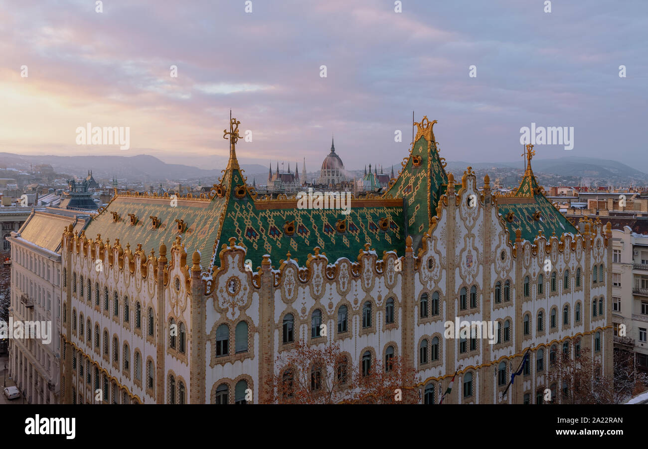 Incredibile tetto in Budapest. Tesoreria di stato edificio con parlamento ungherese nel periodo invernale. Foto Stock