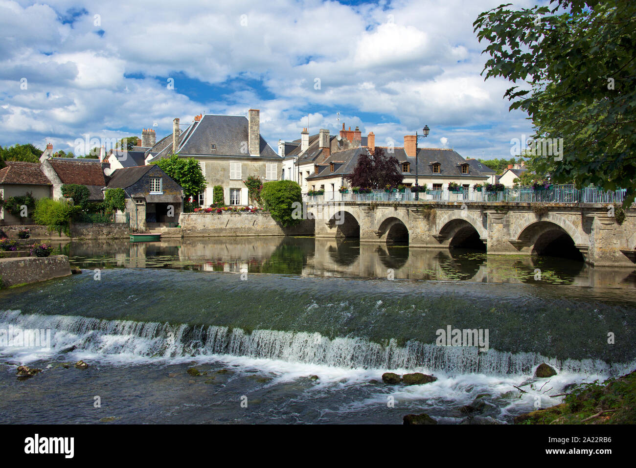 Weir e ponte sul fiume Indre Azay le Rideau Indre et Loire Francia Foto Stock