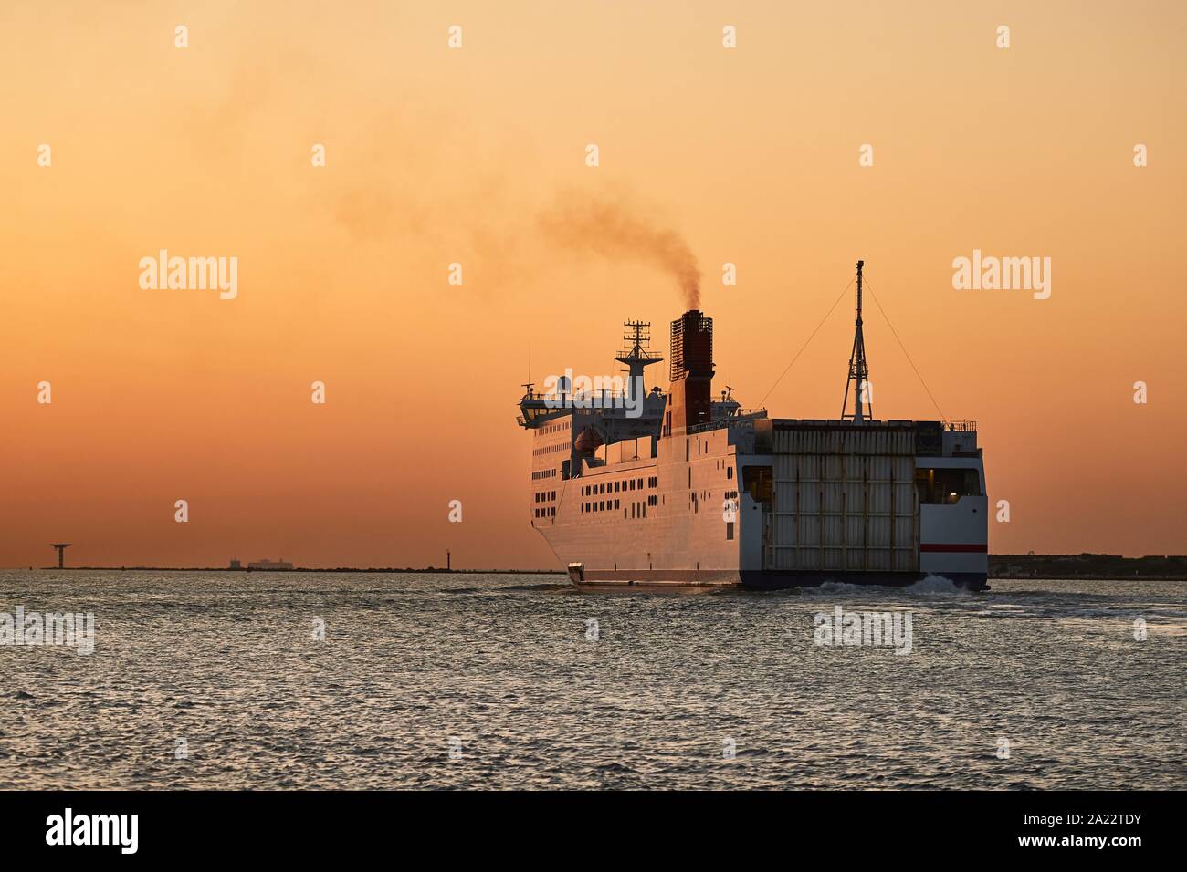 Traghetti nel tramonto Foto Stock