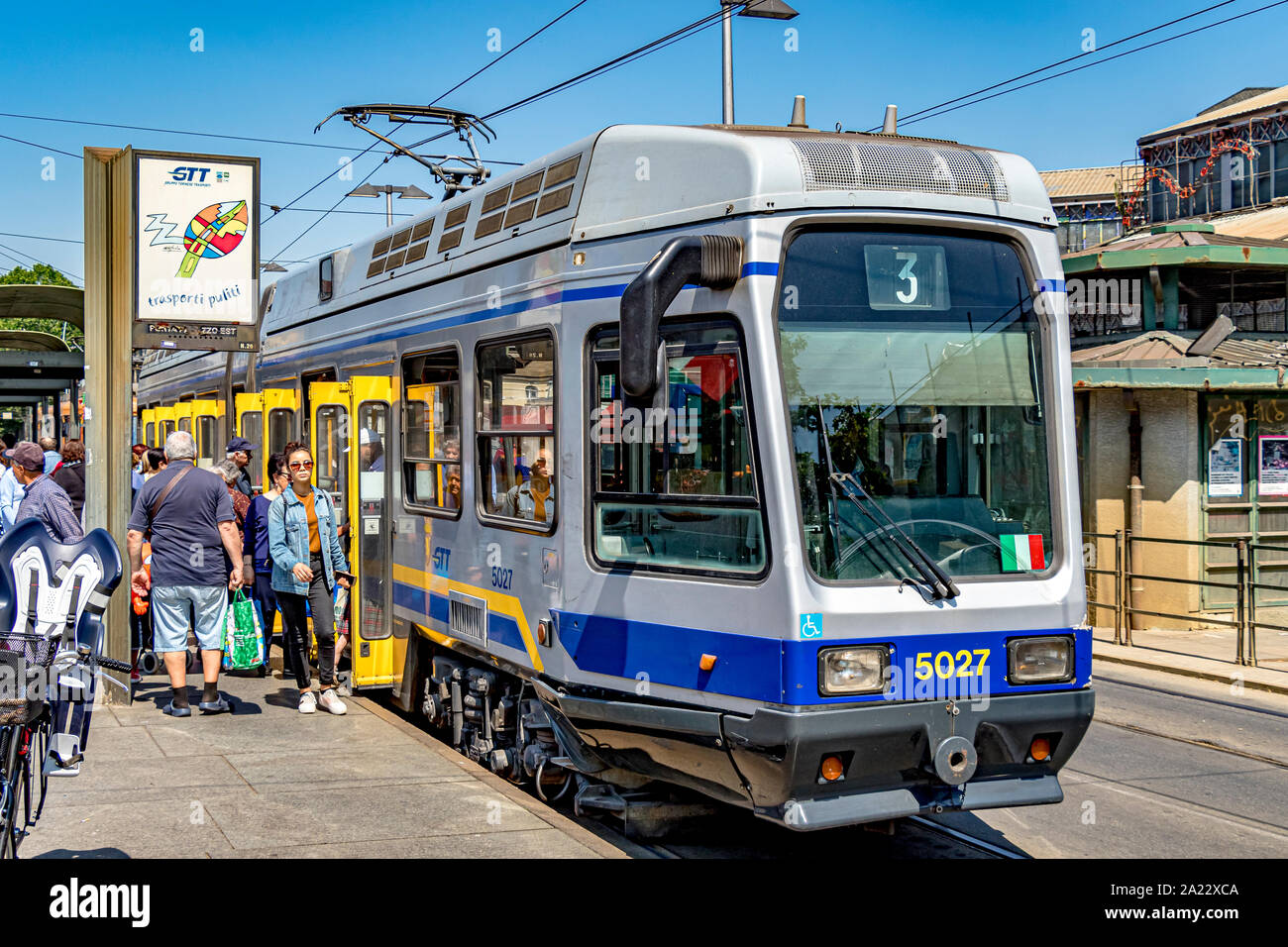 Un numero 3 il tram arriva a Porta Palazzo market , Torino , Italia Foto Stock