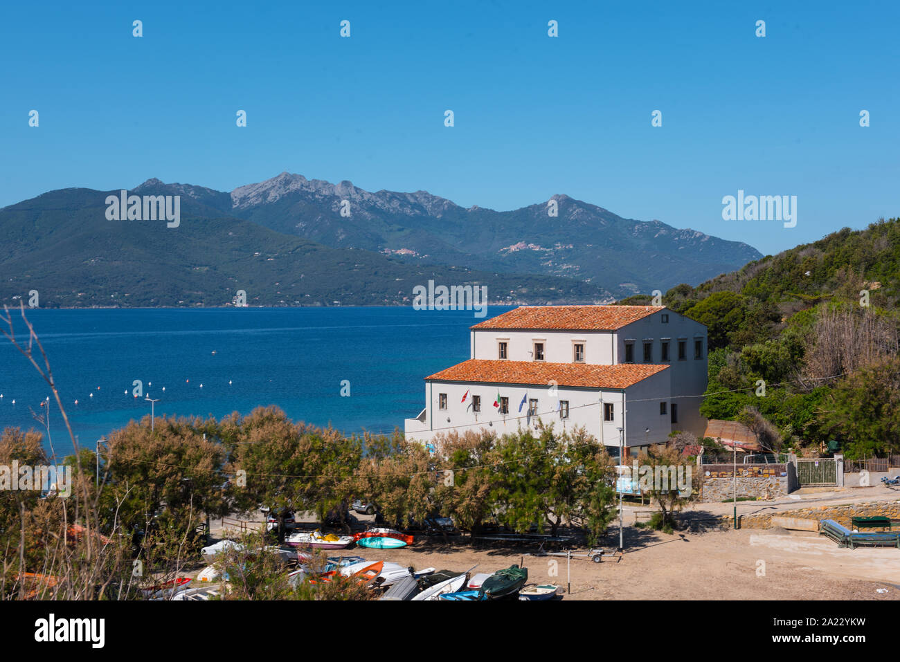 Panorama di Capo Enfola con spiaggia e antiche tonnare Laboratory, ora sede del Parco Nazionale Arcipelago Toscano Foto Stock