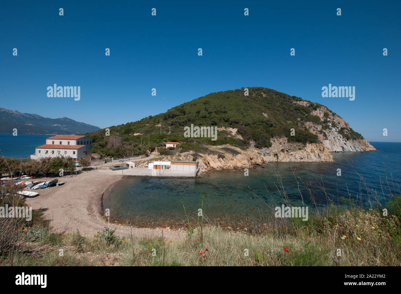 Panorama di Capo Enfola con spiaggia e antiche tonnare Laboratory, ora sede del Parco Nazionale Arcipelago Toscano Foto Stock