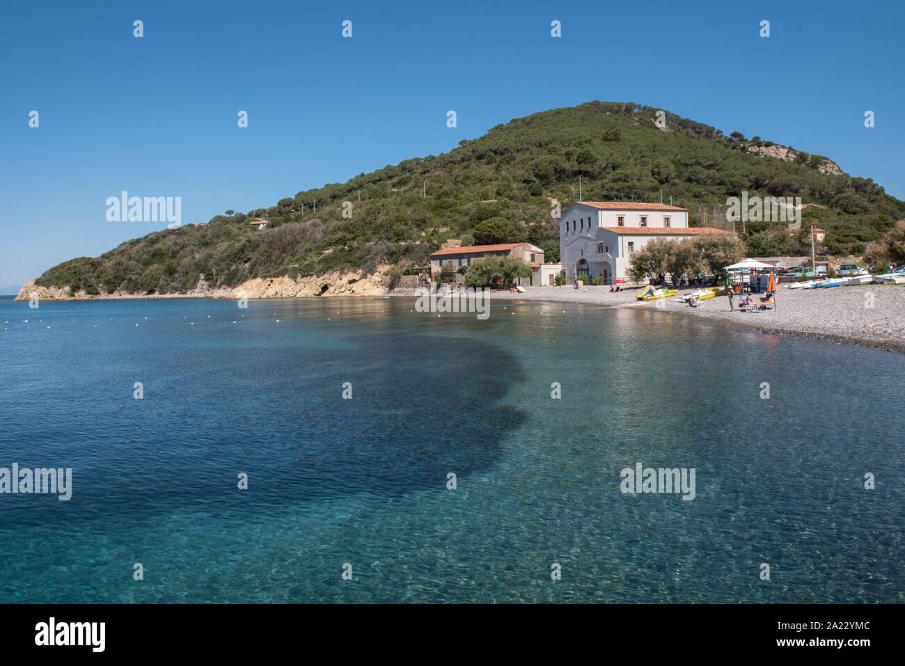 Panorama di Capo Enfola con spiaggia e antiche tonnare Laboratory, ora sede del Parco Nazionale Arcipelago Toscano Foto Stock
