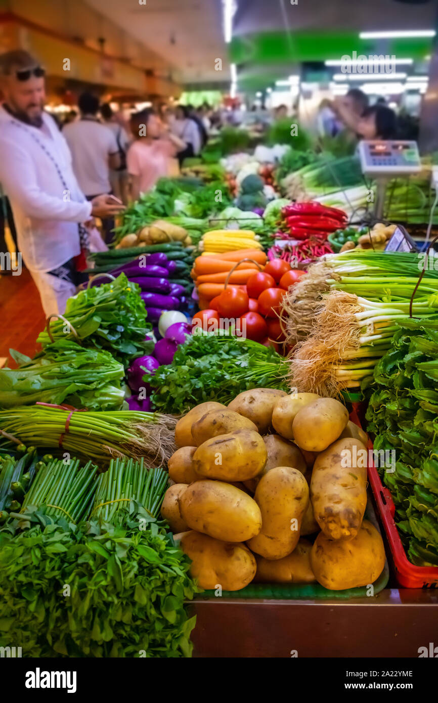 Sanya Hainan in Cina - 09.07.2019: frutta e verdura fresche al mercato locale in Sanya Hainan in Cina Foto Stock