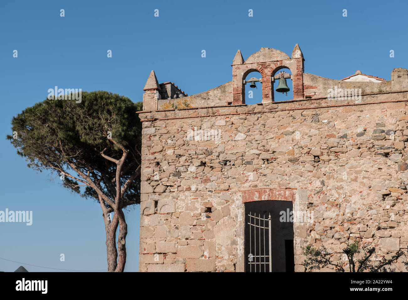 Nel villaggio di Sant'Ilario in Campo, dettaglio della fortezza nedieval Foto Stock