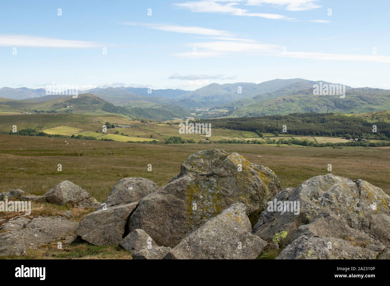 Vista di Ulpha e intorno al lago di quartiere da Corney cadde, Corney, Cumbria Regno Unito - giornata estiva, cielo blu con luce cloud, verdi campi Foto Stock