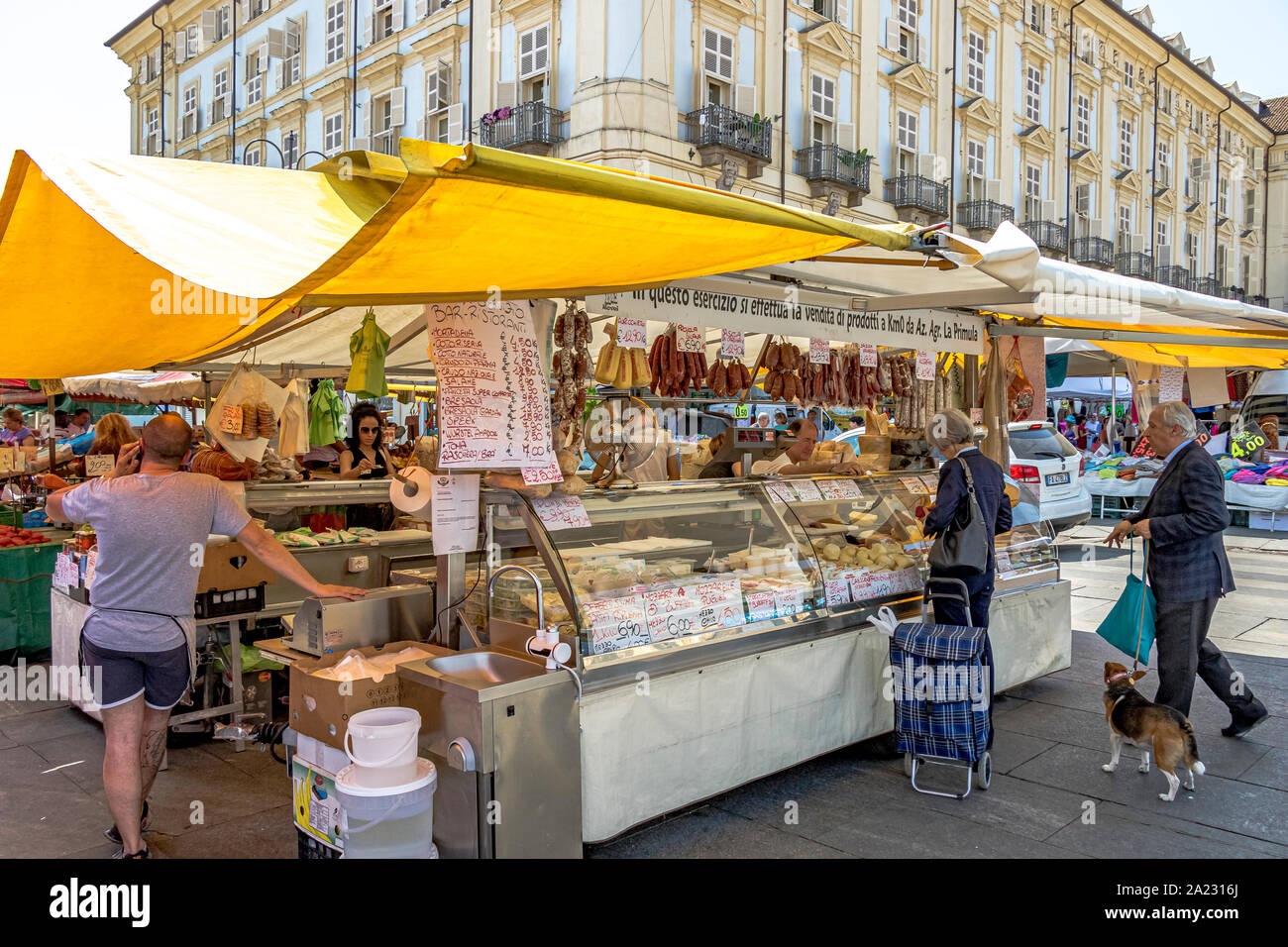 La gente lo shopping al mercato di Porta Palazzo , uno dei più grandi mercati all'aperto in Europa la vendita di una grande varietà di prodotti freschi , Torino , Italia Foto Stock