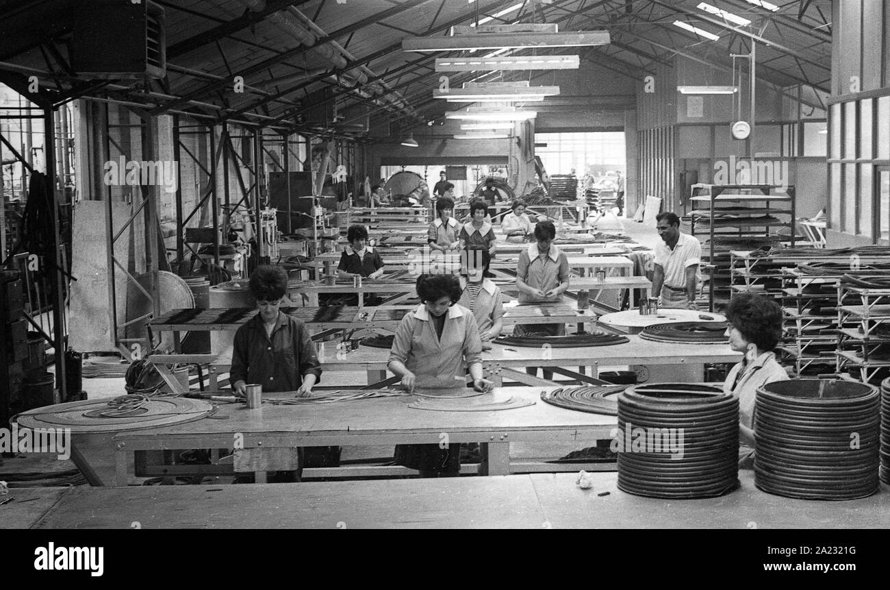 Le donne lavoratrici in fabbrica di gomma in Gran Bretagna 12/7/65 Foto Stock