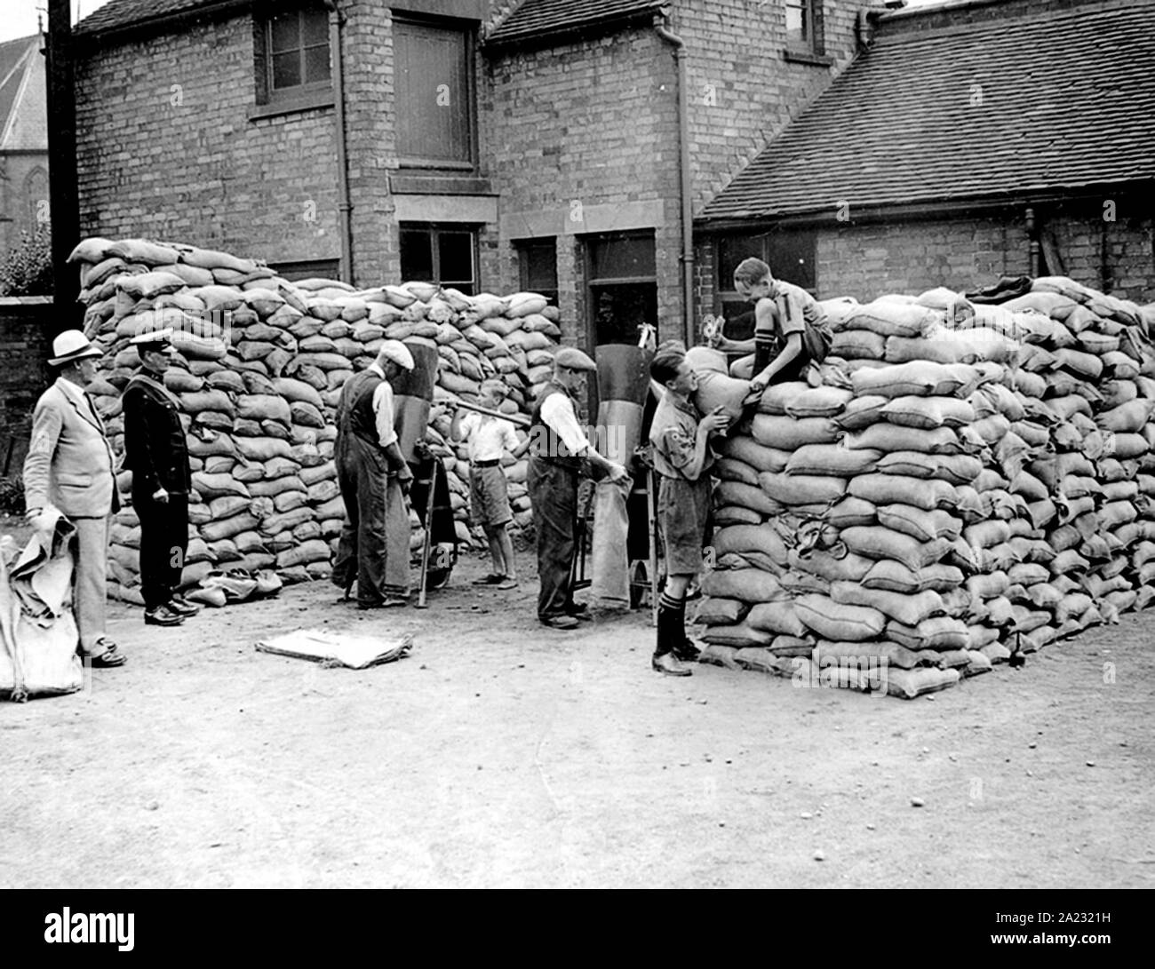 Boy Scout aiutando con sacchi di sabbia per proteggere la stazione di polizia in Gran Bretagna Settembre 1939 Foto Stock