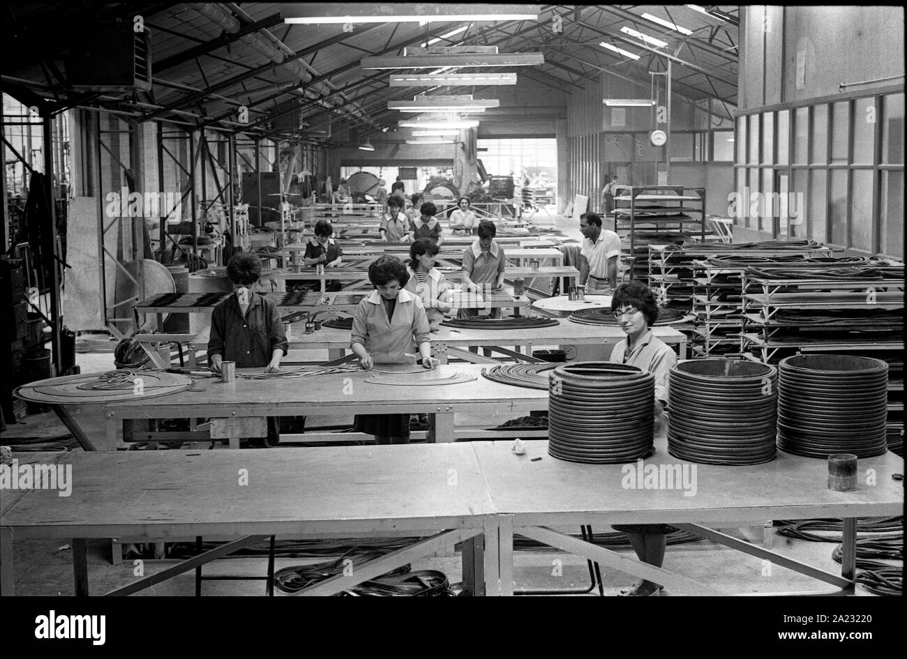 Le donne lavoratrici in fabbrica di gomma in Gran Bretagna 12/7/65 Foto Stock