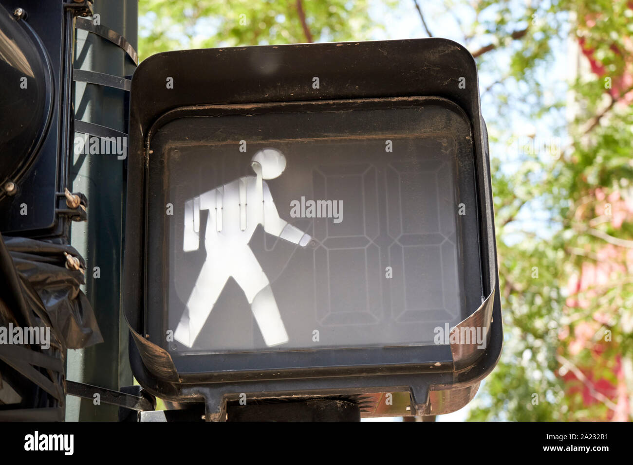 Bianco uomo a camminare a piedi del segnale di attraversamento pedonale crosswalk persone segni di chicago, illinois, Stati Uniti d'America Foto Stock