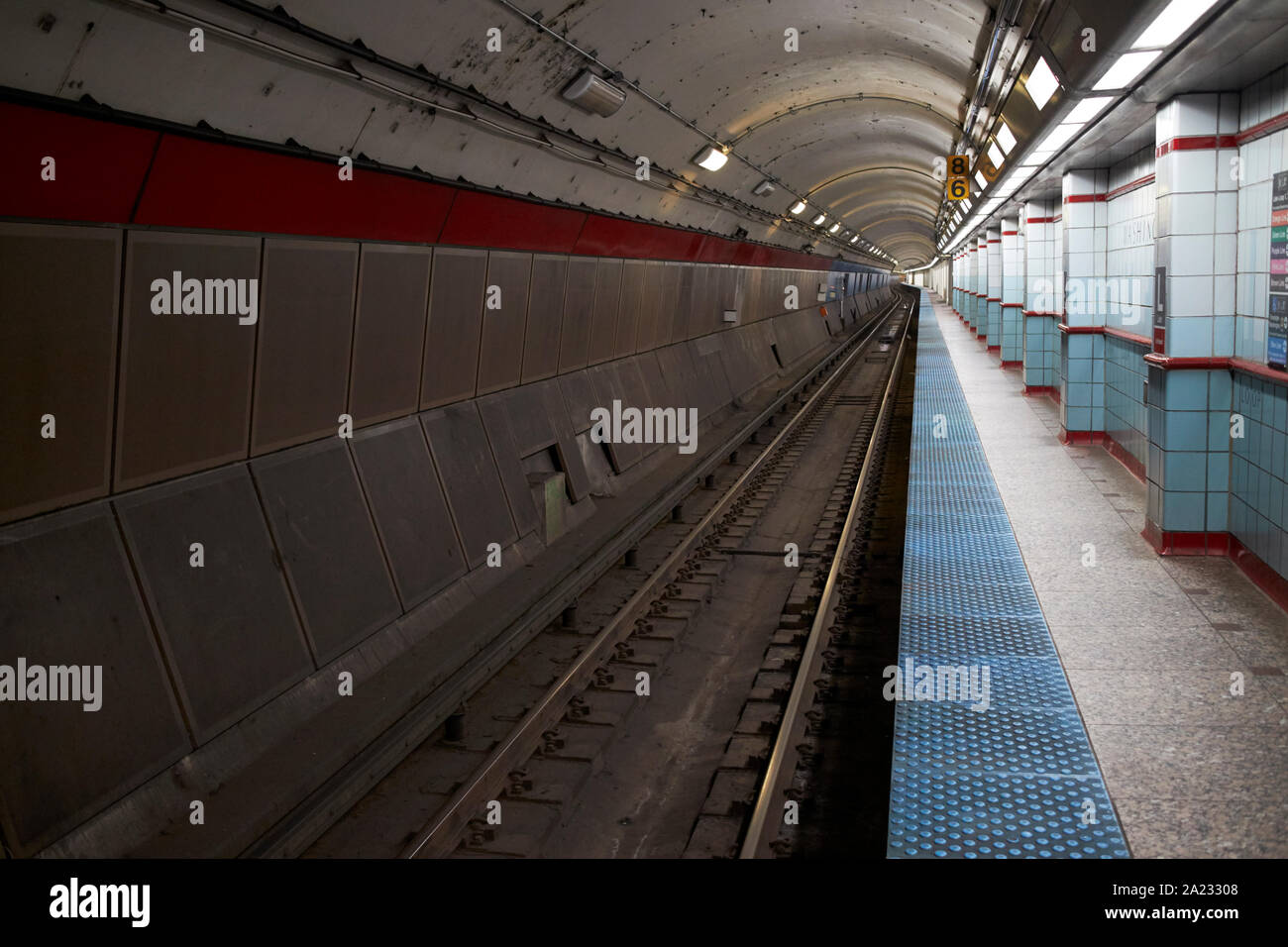 Continuo lungo l chicago piattaforma del treno alla stazione di Washington linea blu di chicago, illinois, Stati Uniti d'America Foto Stock