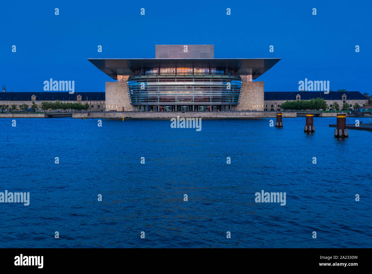 Una vista serale di Copenaghen Opera House su Holmen Island, Copenaghen, la Danimarca, l'Europa. Foto Stock