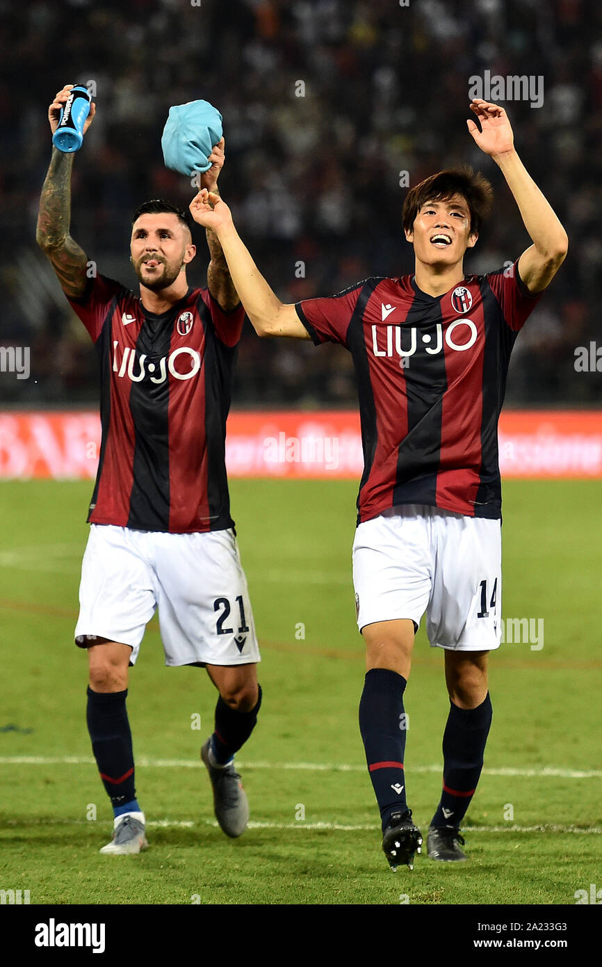 Takehiro Tomiyasu e Roberto Soriano di Bologna FC Bologna 30/08/2019 Stadio Renato Dall'Ara il calcio di Serie A 2019/2020 Bologna FC - SPAL una foto Foto Stock