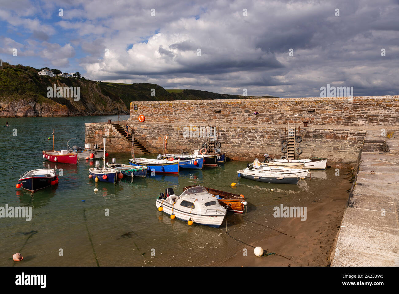 Barche nel piccolo porto di gorran haven, Cornwall, Inghilterra Foto Stock