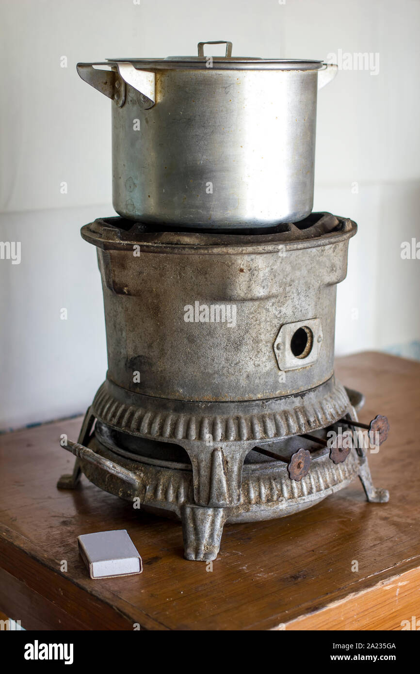 Vecchia stufa di kerosene con una pentola sorge sul tavolo accanto a  matchbox giacente in una casa in paese Foto stock - Alamy