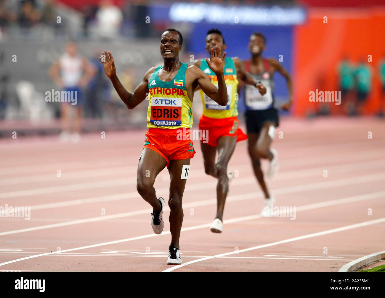 Etiopia's Muktar Edris attraversa la linea del traguardo per vincere l'uomo 5000 metri durante il giorno quattro della IAAF Campionati del Mondo Al Khalifa International Stadium, Doha, Qatar. Foto Stock