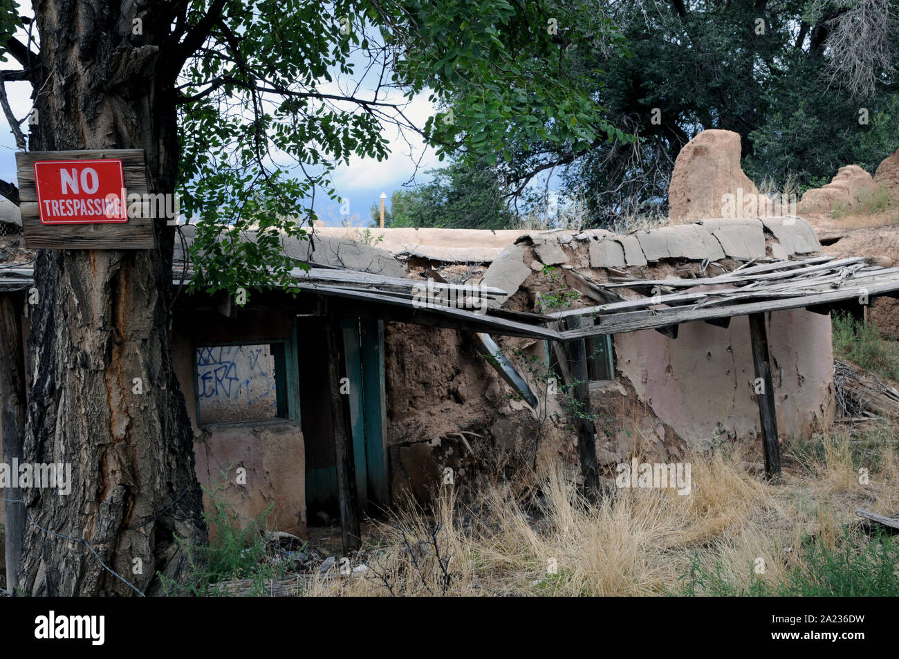 Un abbandonata e in parte crollato edificio nella zona del Plaza di Ranchos de Taos in New Mexico. Nella sua giornata era stata sia una residenza e il negozio. Foto Stock