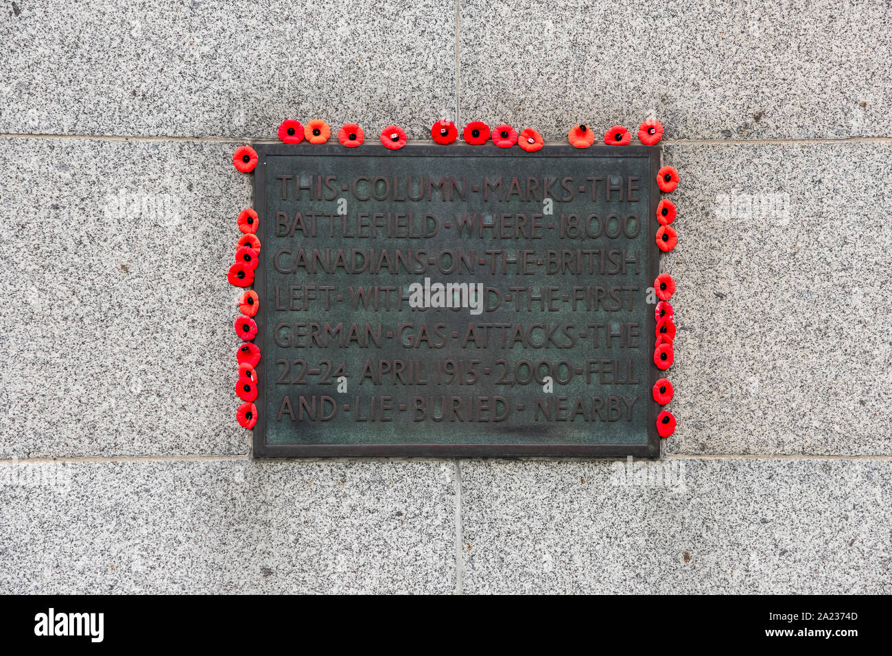 Il canadese meditabondo soldato a Vancouver Corner a St Juliaan sul Belgio salienti e commemorare i canadesi hanno perso durante la seconda e la terza battaglia di Ypres Foto Stock