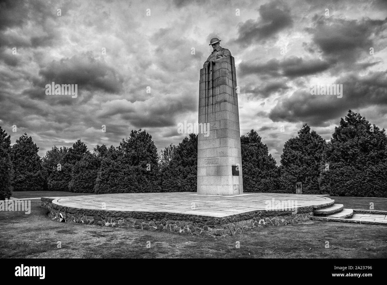 Il canadese meditabondo soldato a Vancouver Corner a St Juliaan sul Belgio salienti e commemorare i canadesi hanno perso durante la seconda e la terza battaglia di Ypres Foto Stock