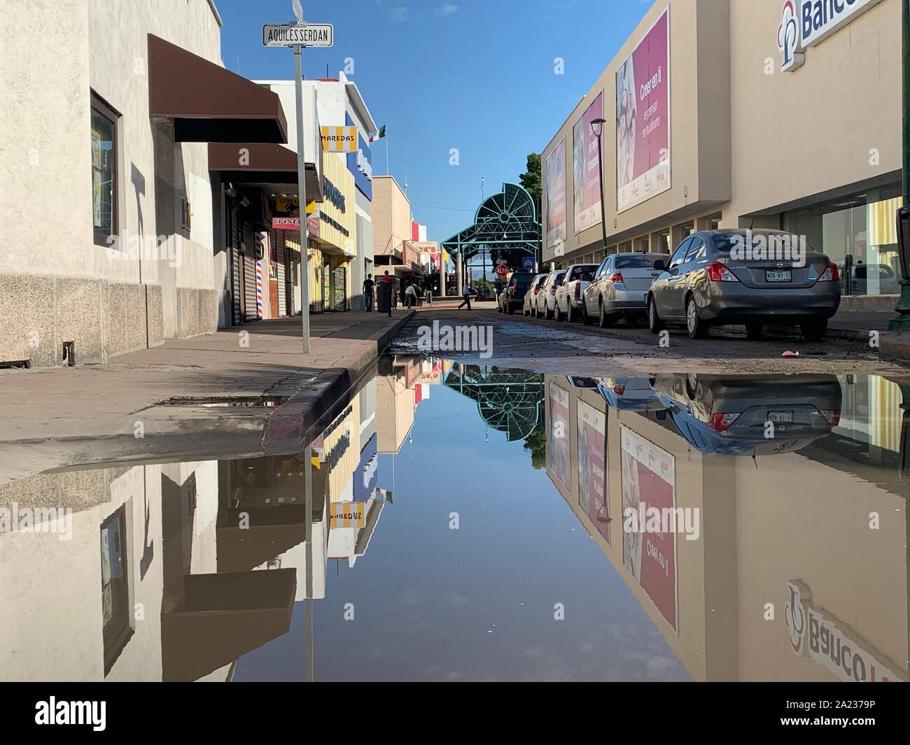 Una mattina dopo la pioggia mi lasciare acqua stagnante nelle strade del centro cittadino di Hermosillo. n.a. mañanna Despues de la lluvia que dejo agua estancada en las calles del centro de la ciudad de Hermosillo. Foto Stock