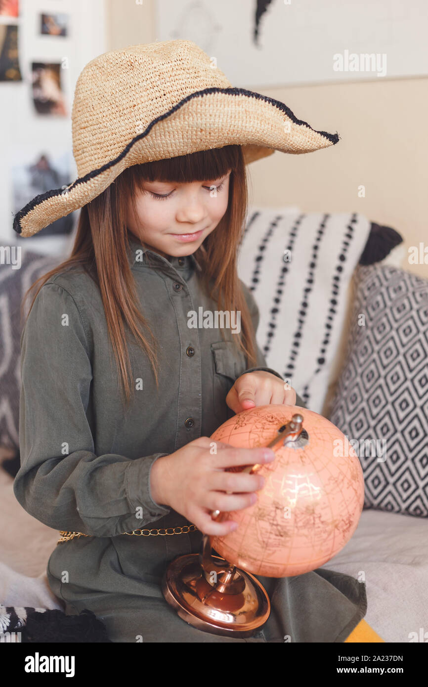 Ritratto di bella ragazza esplorare globe nei sogni sui viaggi Foto Stock