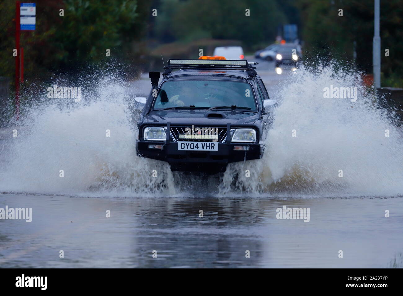 Una Mitsubishi 4x4 un tuffo nel passato mentre si guida attraverso le inondazioni in Castleford Foto Stock