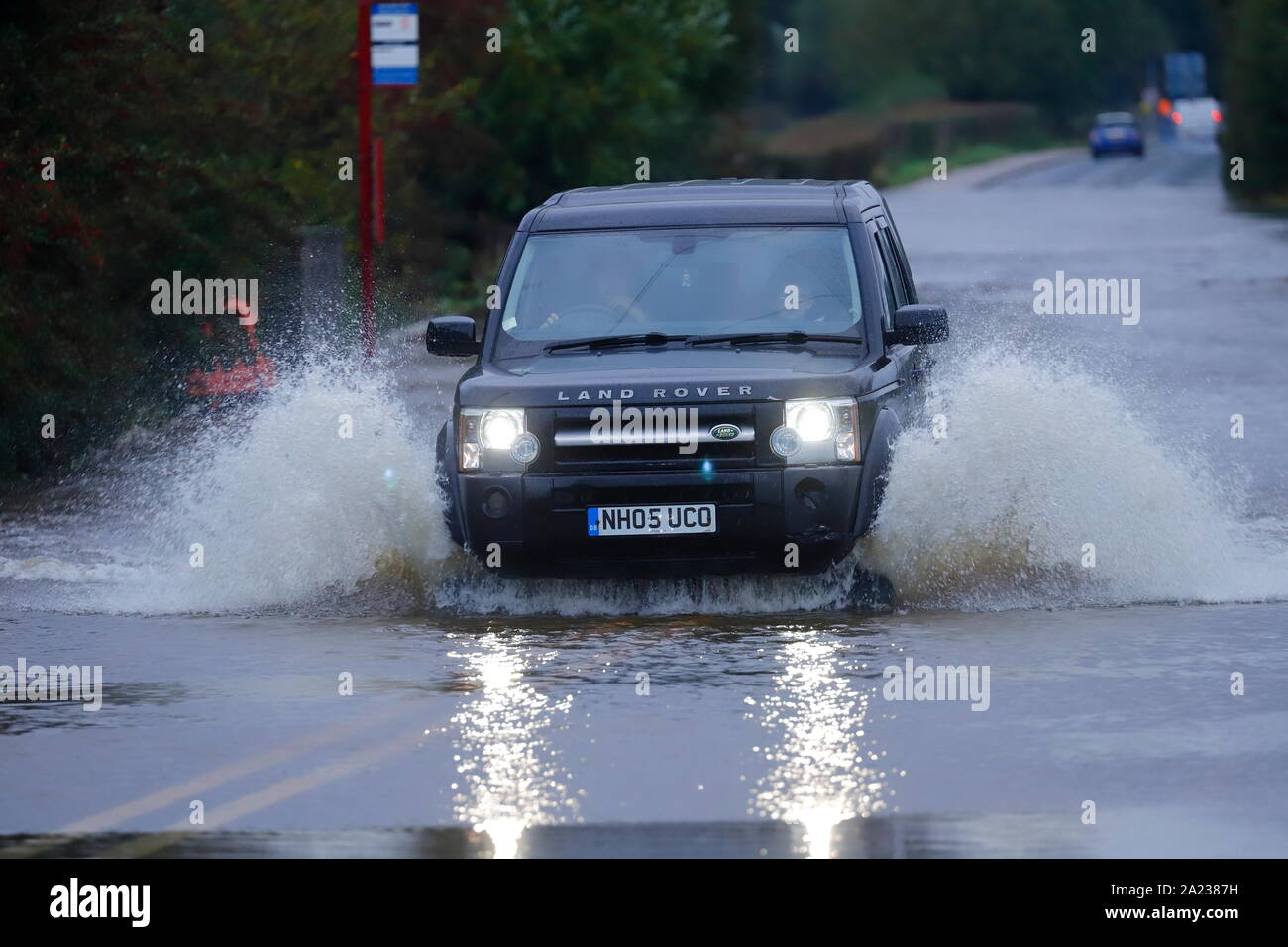 Un Land Rover fa scalpore come si aziona attraverso un invaso la sezione di strada tra Castleford & Allerton Bywater Foto Stock