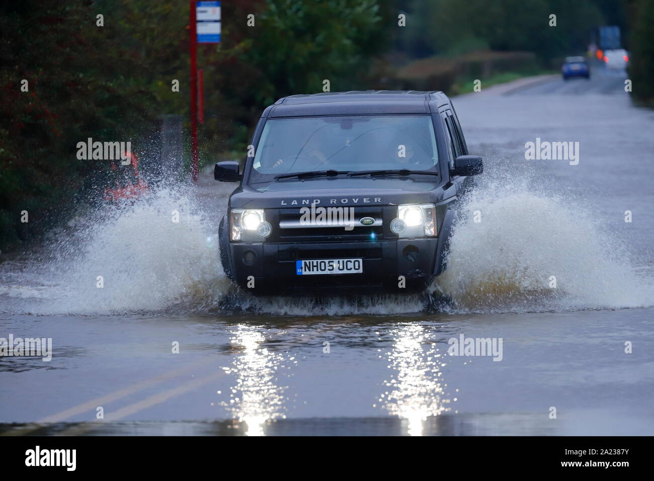 Un Land Rover fa scalpore come si aziona attraverso un invaso la sezione di strada tra Castleford & Allerton Bywater Foto Stock
