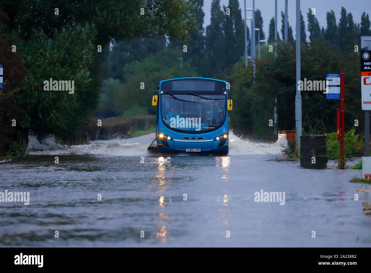 Il bus 168 dalla Castleford a Leeds guida in inondazioni su Barnsdale strada tra Castleford & Allerton Bywater. Foto Stock