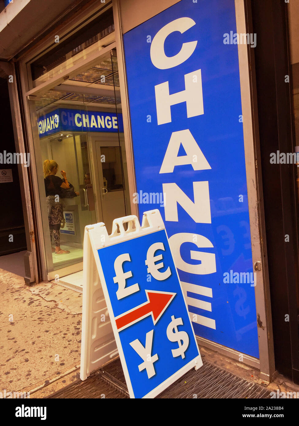 La facciata esterna lo scambio di denaro a Midtown, New York, Stati Uniti d'America Foto Stock