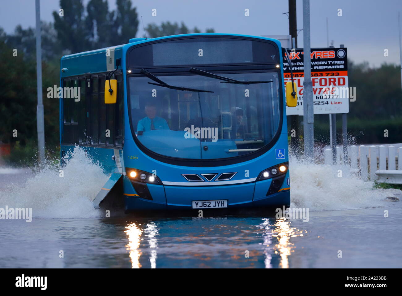 Il bus 168 dalla Castleford a Leeds guida in inondazioni su Barnsdale strada tra Castleford & Allerton Bywater. Foto Stock