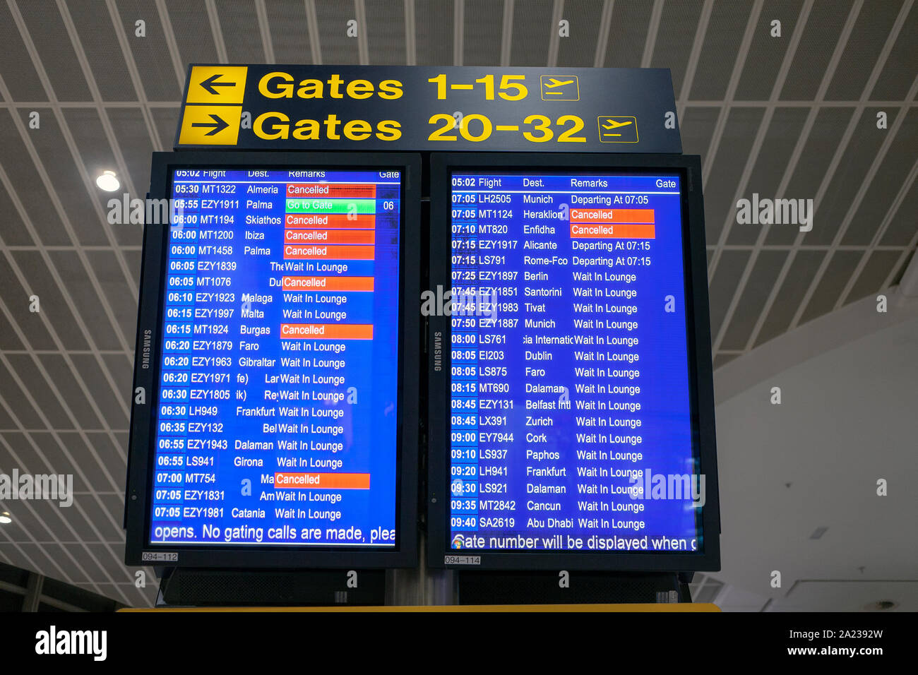 Aeroporto di Manchester partenza che mostra le schede annullate Thomas Cook voli Foto Stock