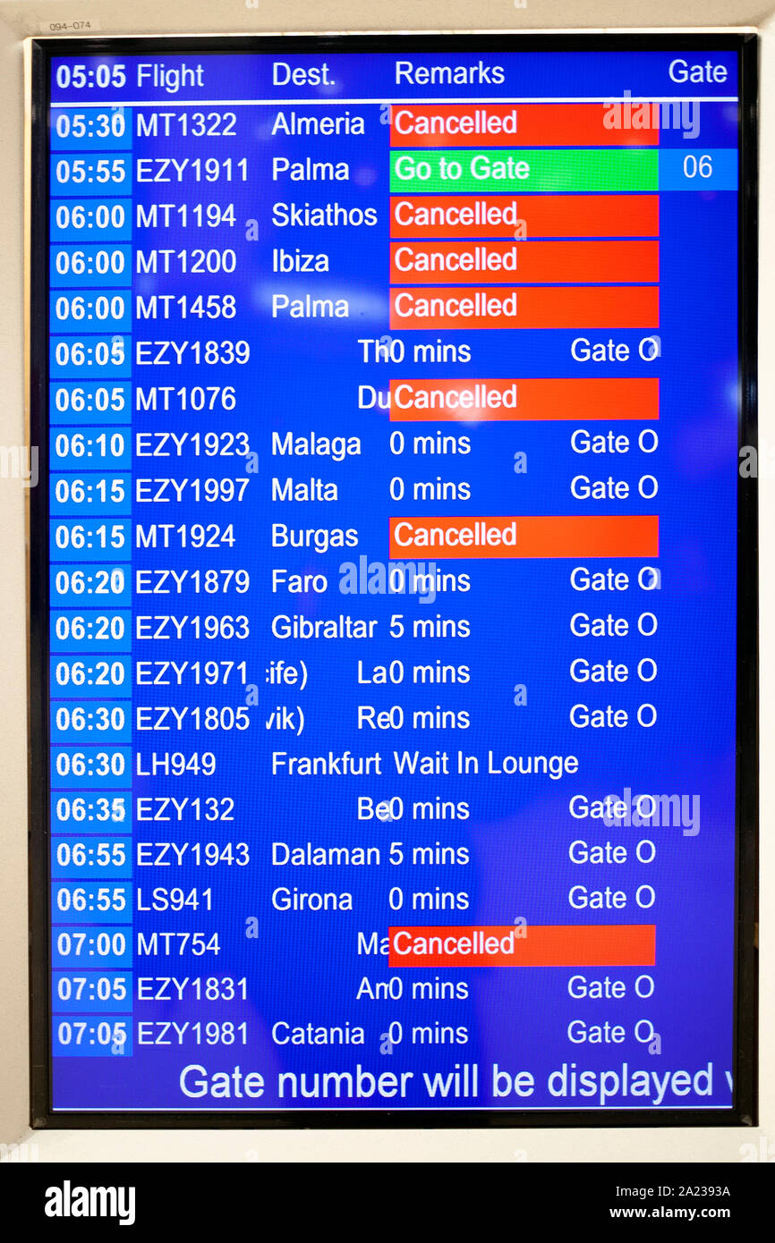 Aeroporto di Manchester partenza che mostra le schede annullate Thomas Cook voli Foto Stock