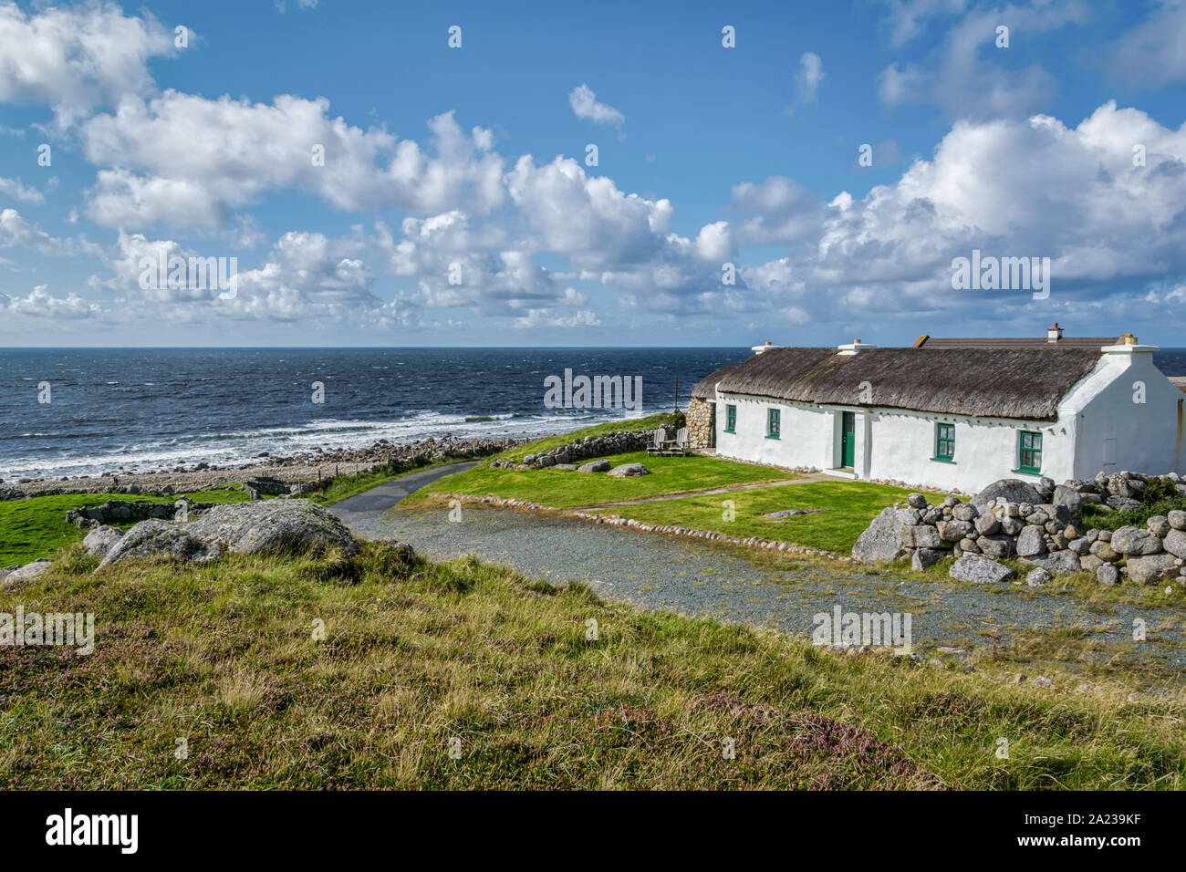 Donegal, Irlanda - 31 Ago, 2019: un vecchio irlandese tradizionale cottage con il tetto di paglia dal mare. Foto Stock
